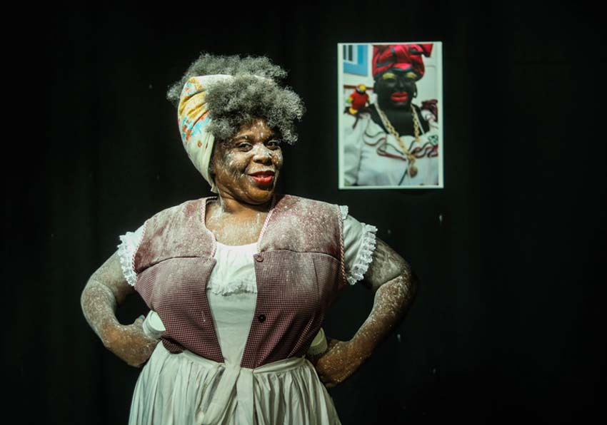 Una mujer en el escenario